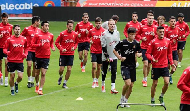 Parte del equipo trabajando en El Molinón. (FOTO: Rodrigo Medina).