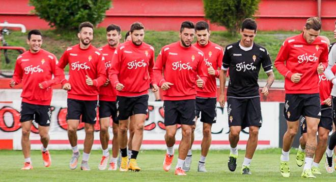 La plantilla, en un entrenamiento. (FOTO: Rodrigo Medina).