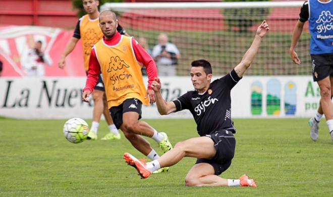 Acción en un entrenamiento del Sporting. (FOTO: Rodrigo Medina).