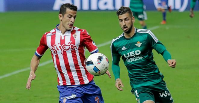 Vadillo, con el Betis en El Molinón. (FOTO: Rodrigo Medina).