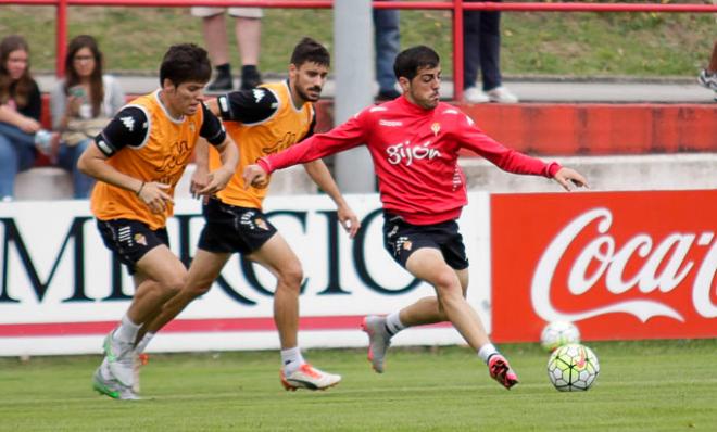 Carlos Castro, con Meré y Canella, en un entrenamiento. (FOTO: Rodrigo Medina).