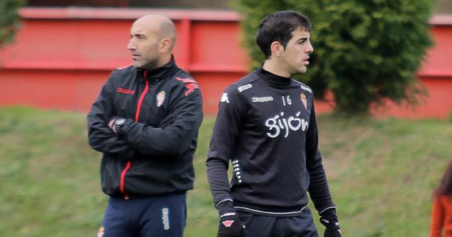 Carlos Castro, con Abelardo al fondo. (FOTO: Rodrigo Medina).