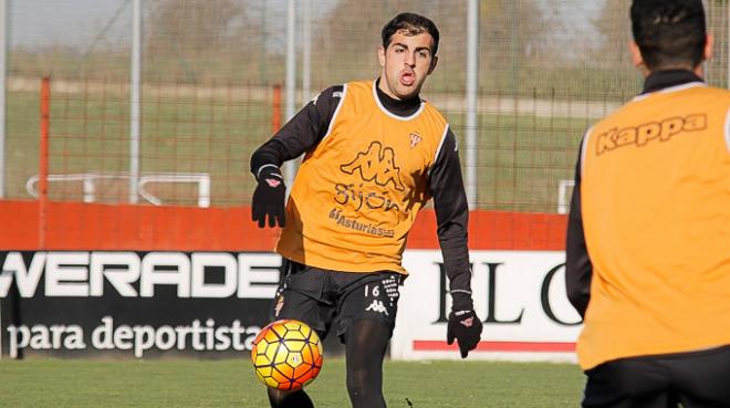 Carlos Castro, en un entrenamiento en Mareo. (FOTO: Rodrigo Medina).