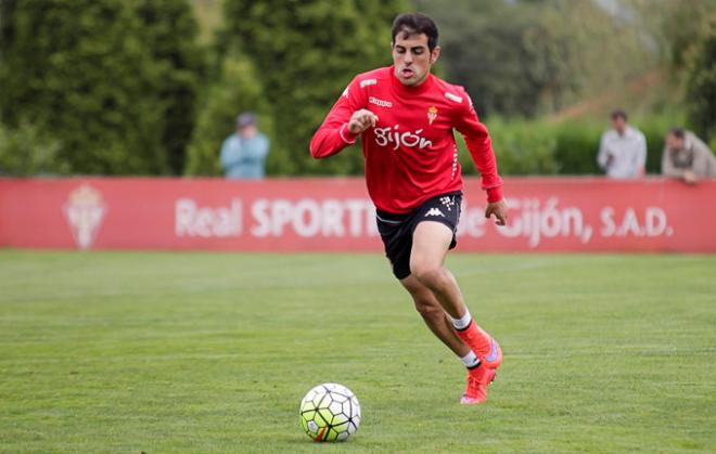 Carlos castro en un entrenamiento con los rojiblancos. (Foto: Rodrigo Medina).