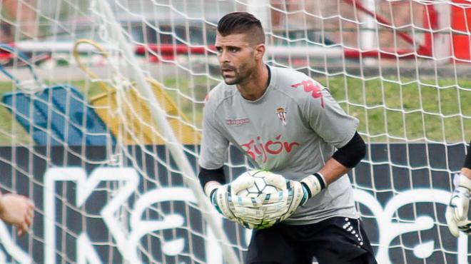 Cuéllar, en un entrenamiento con el Sporting. (FOTO: Rodrigo Medina).