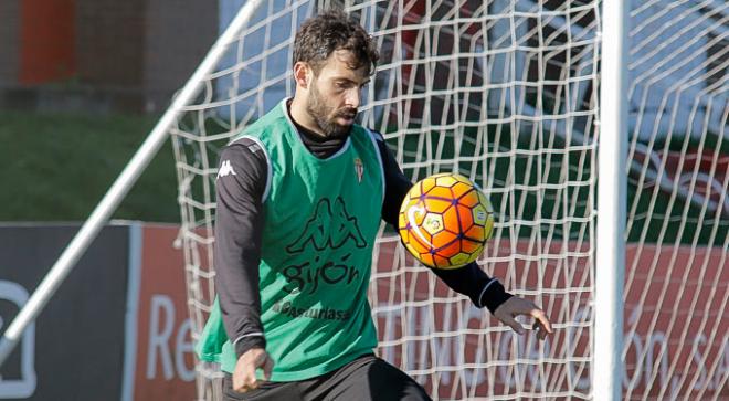 Guitián, en un entrenamiento con el Sporting. (FOTO: Rodrigo Medina).