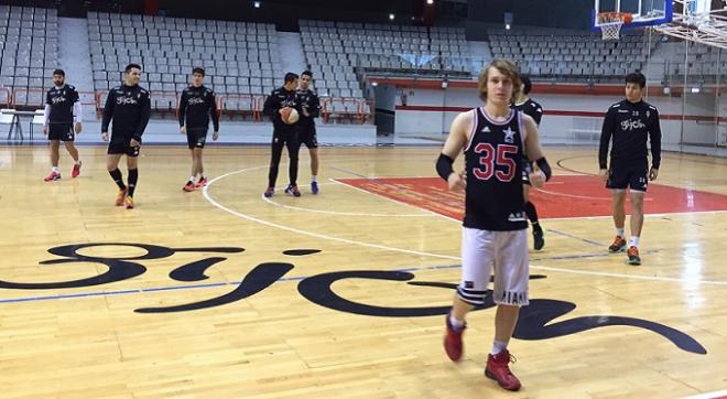 El croata, y sus compañeros, en El Palacio de los Deportes. (FOTO: RSG).