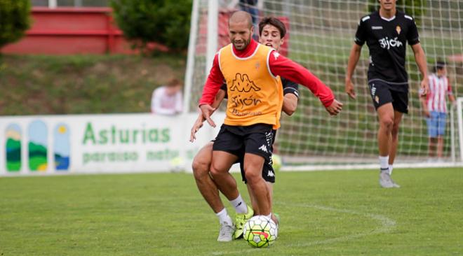 Lora, en un entrenamiento en Mareo. (FOTO: Rodrigo Medina).