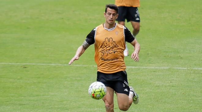 Luis Hernández, en un entrenamiento del Sporting. (FOTO: Rodrigo Medina).