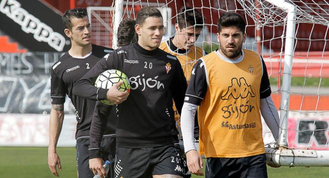 Sanabria, durante un entrenamiento del Sporting. (FOTO: Rodrigo Medina).