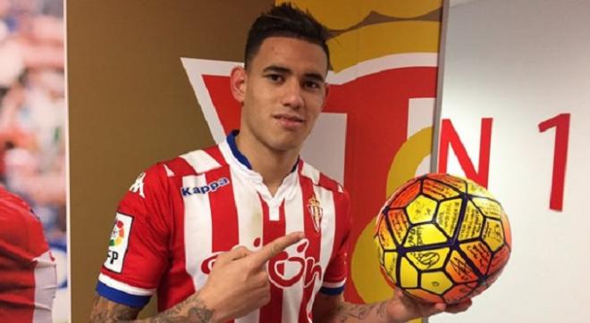 Sanabria, con el balón firmado por sus compañeros. (FOTO: RSG).