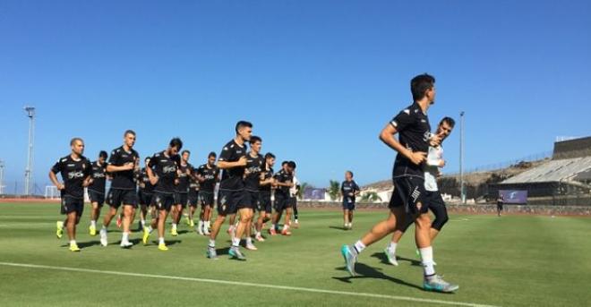 La plantilla entrenando en Tenerife. (FOTO: realsporting.com).