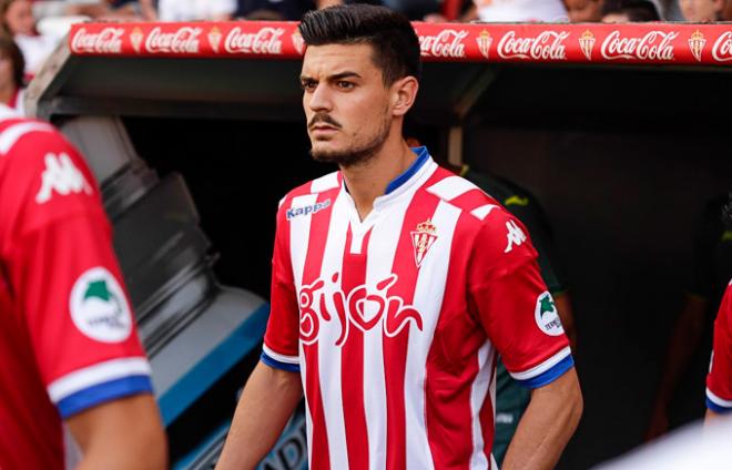 Sergio Álvarez, en un partido en El Molinón. (FOTO: Rodrigo Medina).