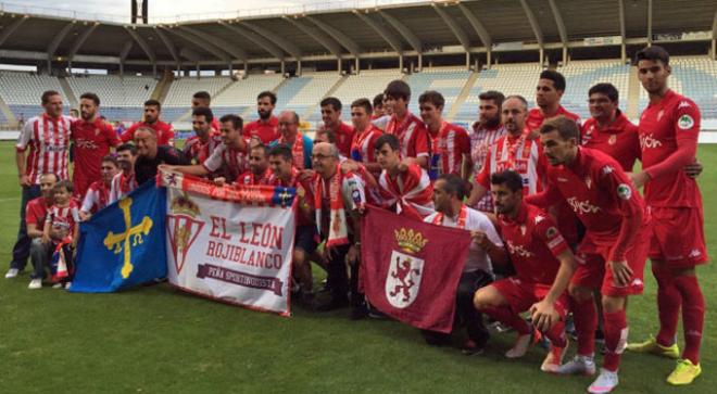 El once titular frente al Valladolid, junto a la Peña El León Rojiblanco. (FOTO: RSG).