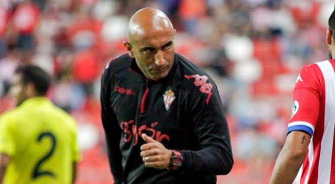 Abelardo, esta noche, en El Molinón.(FOTO: Rodrigo Medina).