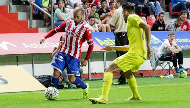 Lora, en un momento del encuentro ante al Villarreal. (FOTO: Rodrigo Medina).