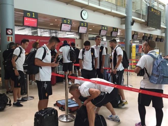 Salida del equipo hacia Tenerife. (FOTO: realsporting.com).