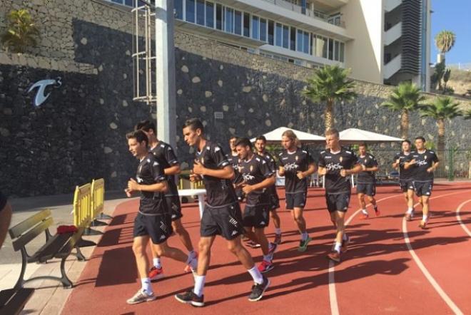 El equipo, en Tenerife. (FOTO: realsporting.com).