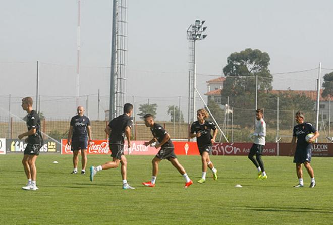 Los futbolistas rojiblancos entrenando en Mareo. (Foto: Realsporting.com).