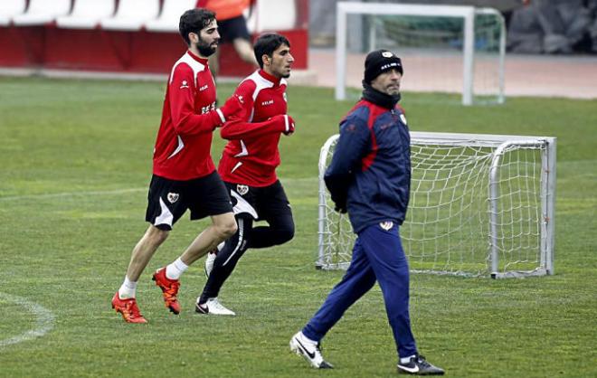 El jugador, a la derecha de la imagen, corriendo junto a Crespo.