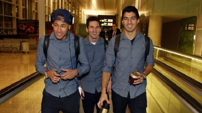 Neymar, Messi y Suárez, en un desplazamiento. (FOTO: FCB).