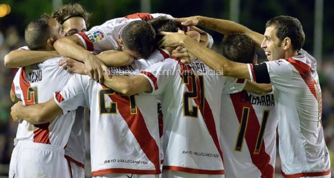 Varios jugadores del Rayo, celebrando un gol.