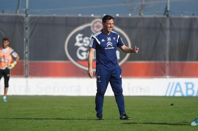 El entrenador celtiña en un entreno.