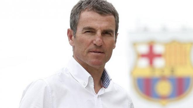 Robert Fernández, junto al escudo del Barça.