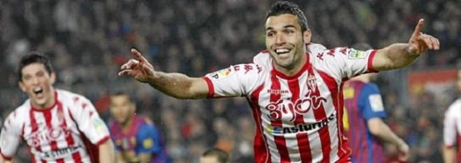 Barral, junto a André Castro, celebrando un gol.