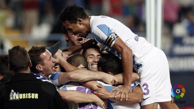 Los jugadores del Málaga celebran el gol ante la Real.