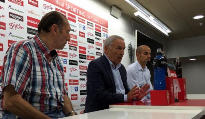 Quini, con Veiga y Mario Cotelo, en la sala de prensa de El Molinón. (FOTO: RSG).