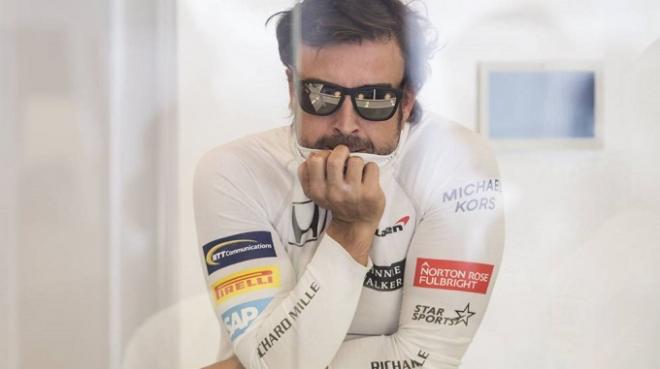 Fernando Alonso, pensativo en Montreal. (Foto: EFE).