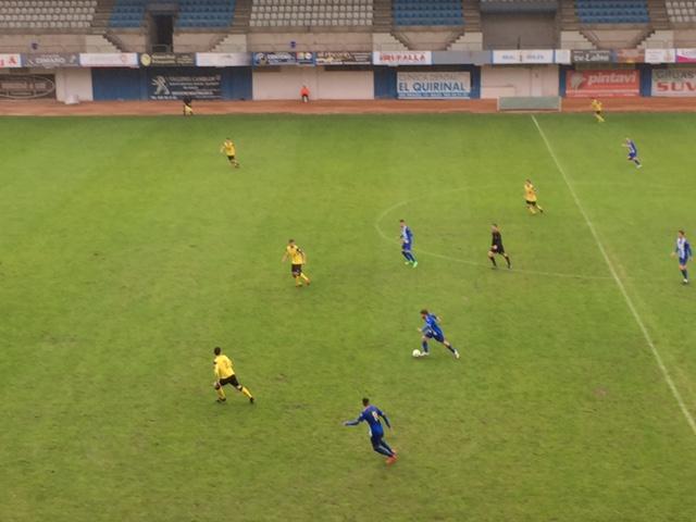 Álex Arias conduce el balón en el Avilés - Llanera.