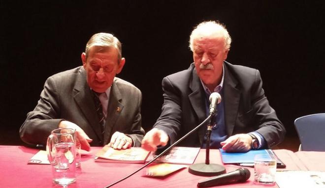 Vicente del Bosque, con Agustín Antuña, durante el coloquio.