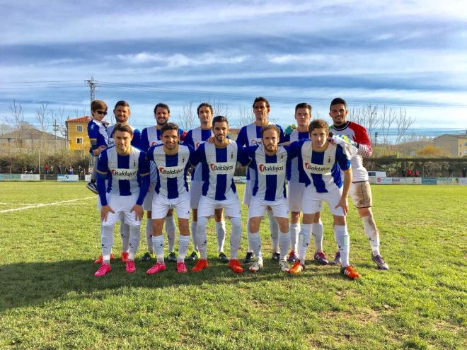 Una imagen del once titular del Real Avilés en un partido esta temporada.