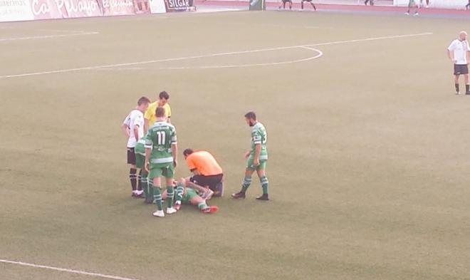 Yosu Camporro es atendido en una acción del partido (FOTO: CDLealtad)