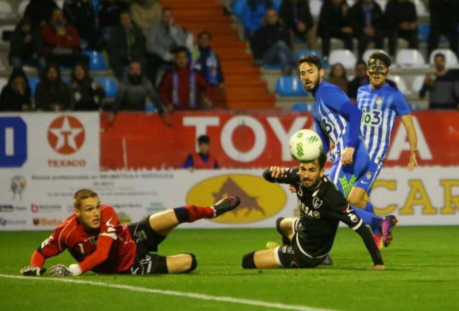 Javi Porrón en una acción del partido en Ponferrada (Foto: SDP)