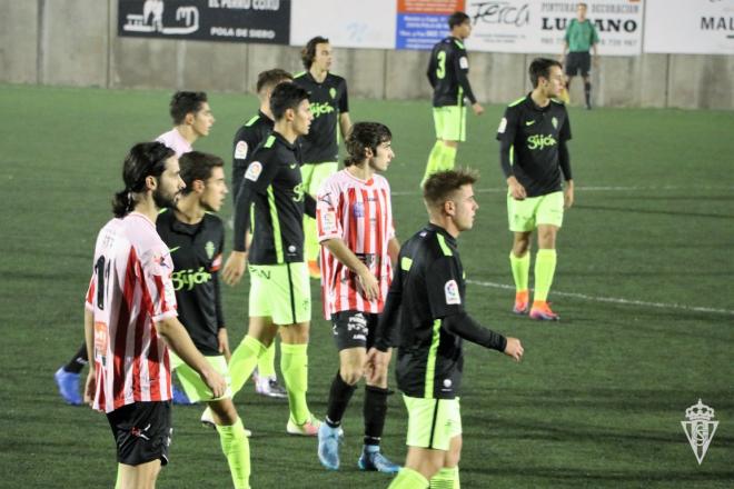 Una acción del Siero - Sporting B (Foto: RSG)