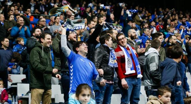 Aficionados del Real Oviedo en el Tartiere (Foto: Lorena Francos).