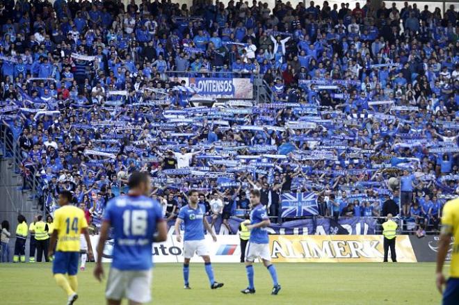 La afición del Oviedo animando durante un partido.