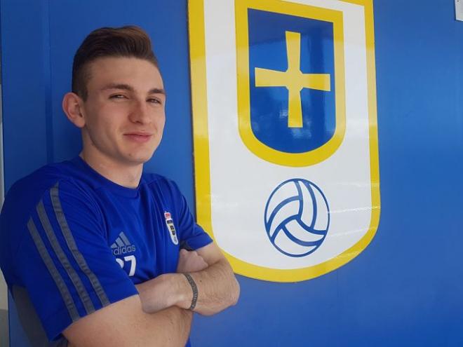 Viti posa con el escudo del equipo (Foto: Real Oviedo).