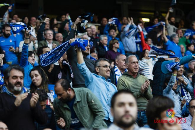 Afición del Oviedo durante un partido (Foto: Lorena Francos)