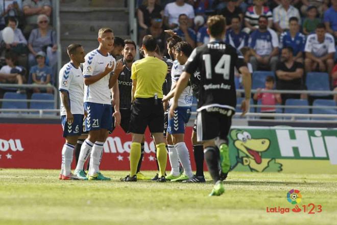 Los jugadores le protestan a Pérez Pallás (Foto: LaLiga).