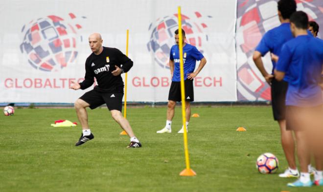 Calero, en un entrenamiento del Real Oviedo (Foto: Lorena Francos).