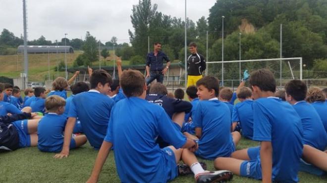 Imagen de la visita del entrenador carbayón (Foto: RO).