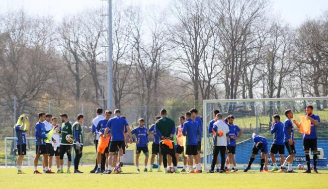 Plantilla azul de la pasada temporada, durante un entrenamiento (Foto: Lorena Francos).