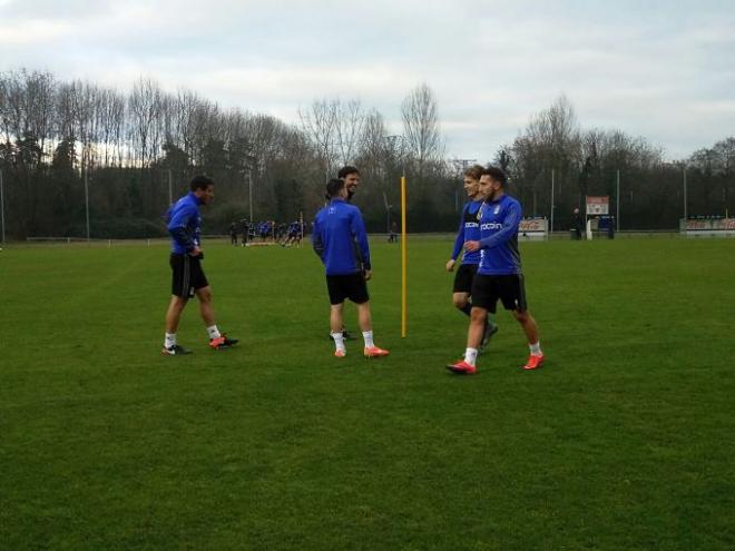 Jugadores del Oviedo, durante un entrenamiento (Foto: Lorena Francos).