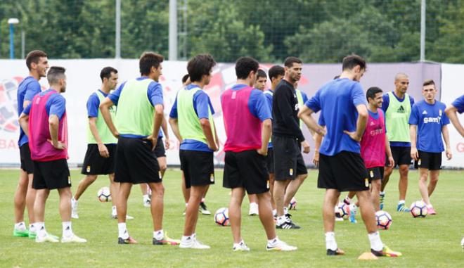 Imagen de los oviedistas en un entrenamiento (Foto: Lorena Francos).