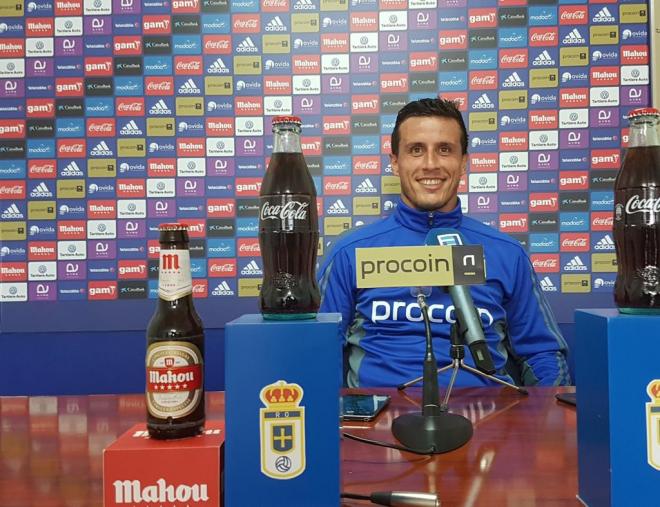 El defensa en sala de prensa (Foto: Real Oviedo).