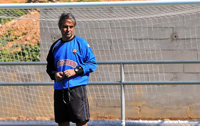 El técnico del Reus, durante un entrenamiento. (Foto: Reus Deportiu).